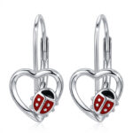 Silberne Herzohrringe mit Marienkäfern